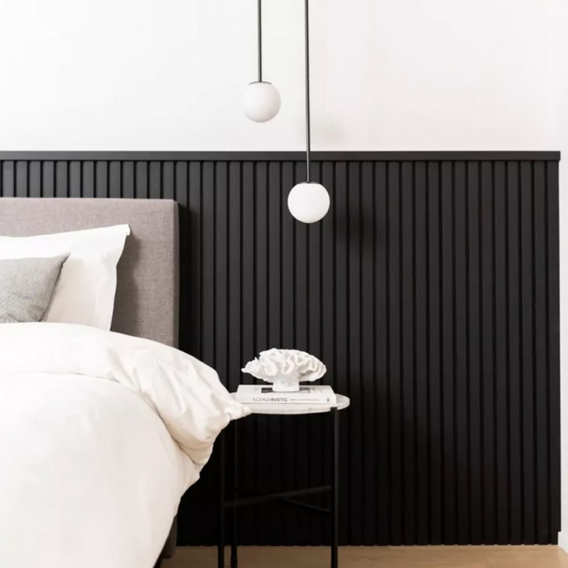 Mur habillé de panneaux noir mat