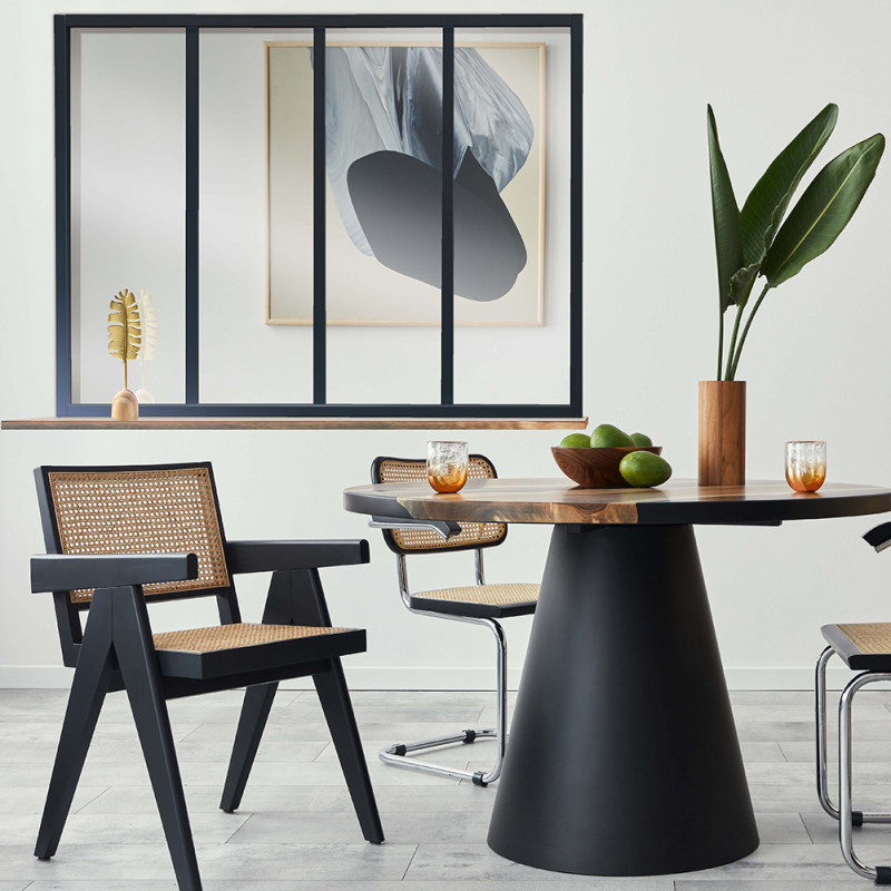 Verrière atelier 4 carreaux noire près d’une table