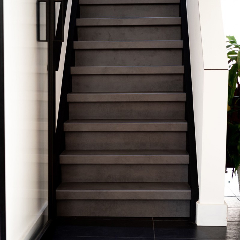 Lot de 3 contremarches rénovation d'escalier stratifié dark grey 1300 x 200 x 8 mm : vue d’ensemble dans l’escalier