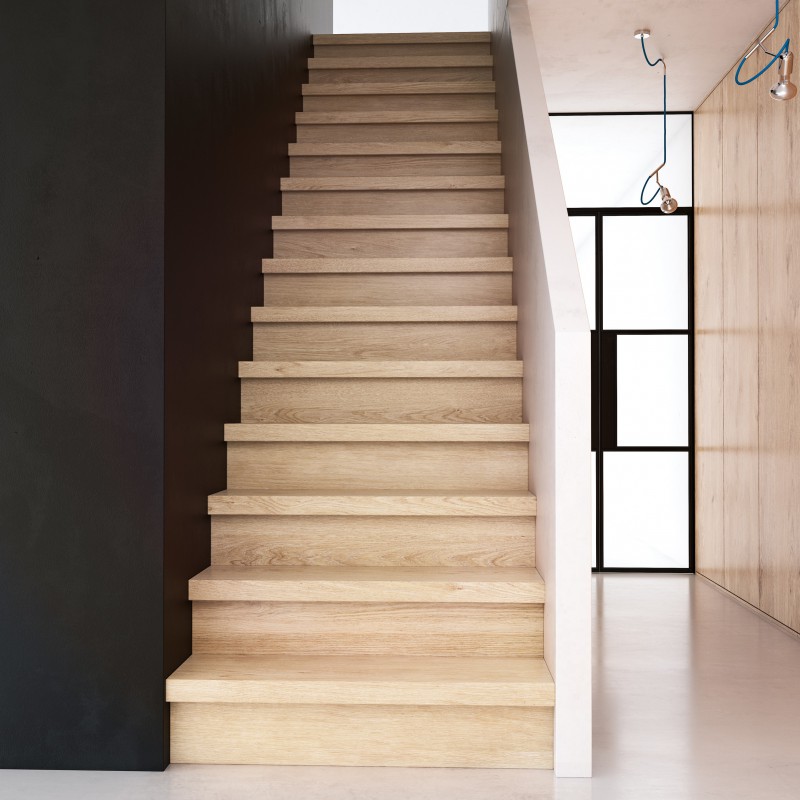 Marche rénovation d'escalier stratifié chêne clair 1300 x 380 x 56 mm : vue d’ensemble dans l’escalier
