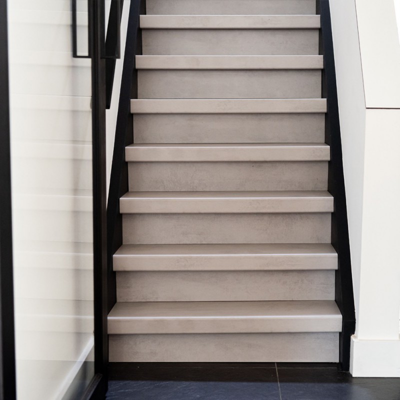 Escalier rénové en stratifié décor Light grey effet pierre gris clair