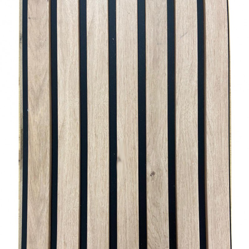 Mur habillé de panneaux chêne clair
