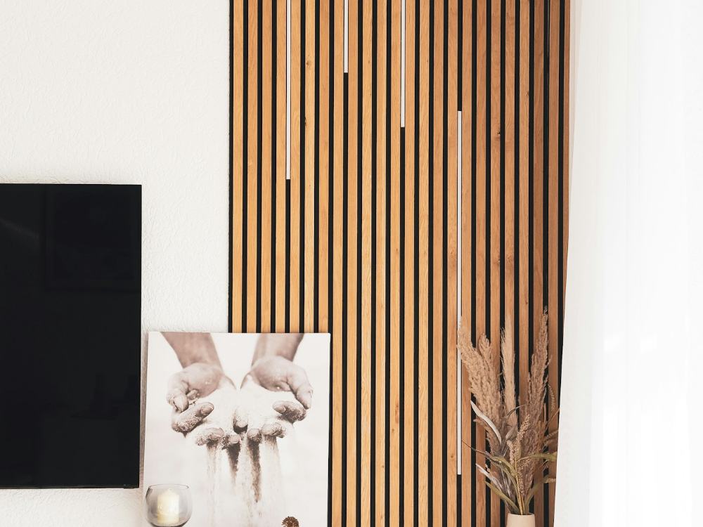 Mur intérieur habillé de tasseaux de bois