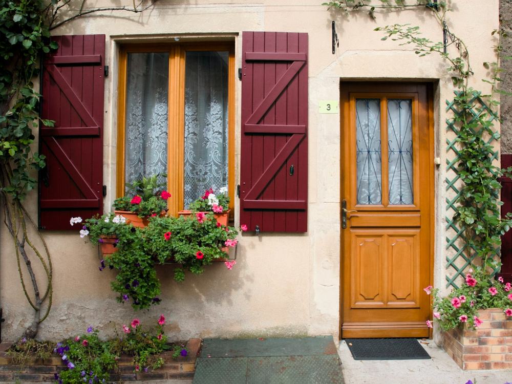 Volets battants en bois sur une façade
