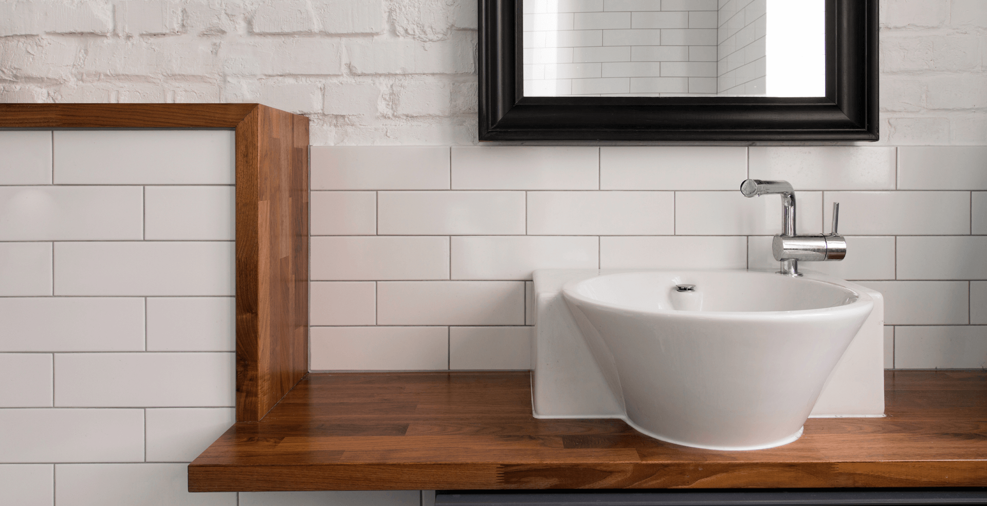 Une salle de bain sublimée avec des tablettes en teck