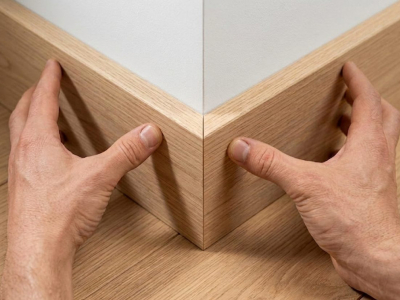 Comment couper les plinthes en angle sans laisser de jour visible ?